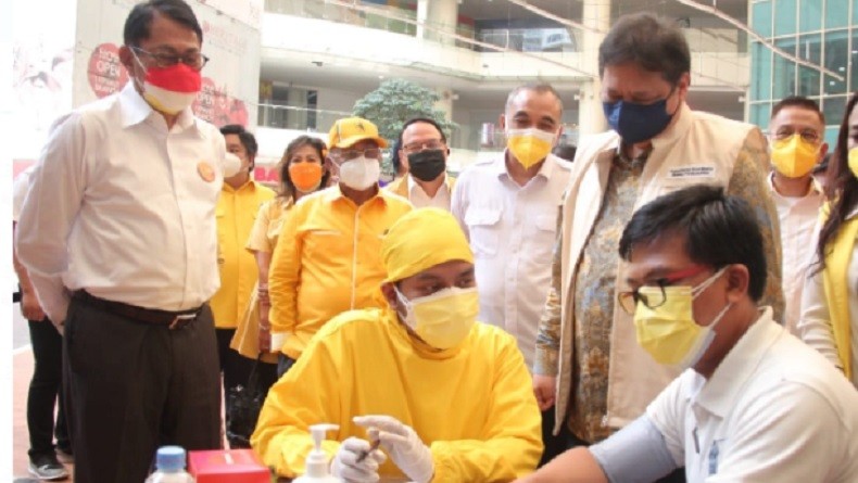 Tinjau Vaksinasi di Jakarta Selatan, Airlangga: Yellow Clinic Telah Vaksinasi 200.000 Orang