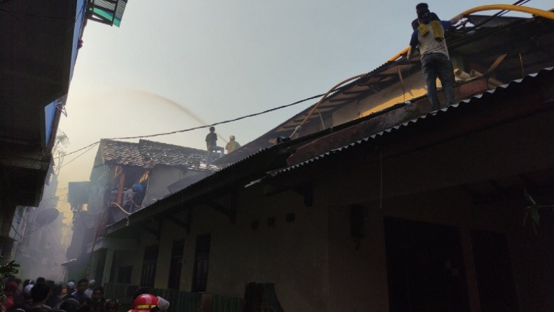 Kebakaran di Permukiman Padat Kampung Pulo, Rumah Warga Ludes 