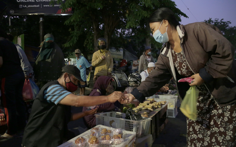 Tolak Relokasi, Pedagang Pilih Jualan di Halaman Pasar yang Terbakar