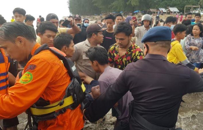 3 Wisatawan Tenggelam di Pantai Pasir Jambak Padang, 2 Ditemukan 1 Hilang