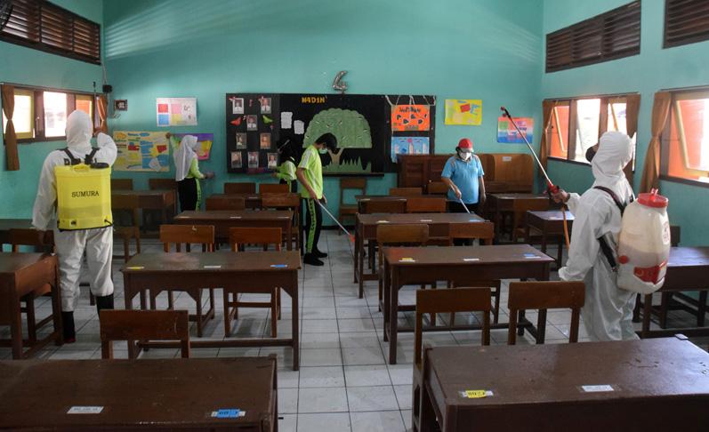 Persiapan PTM, Sekolah di Semarang  Ini Libatkan Brimob Semprot Disinfektan di Seluruh Ruangan