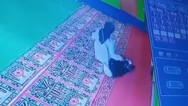 Wanita Berkerudung yang Curi Tas Jemaah Masjid Al Mabrur di Bandung Tertangkap