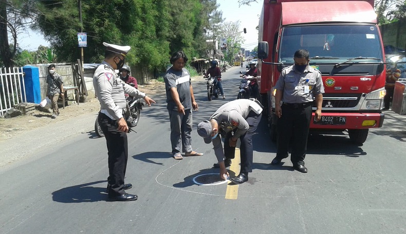 Gagal Nyalip, Pemotor Tewas Seketika Setelah Terseret Pikap di Sukabumi
