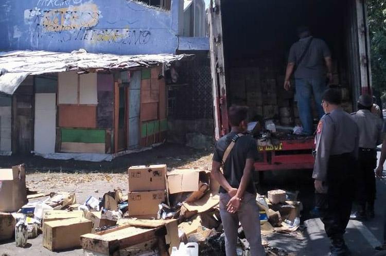  Truk Boks Pengangkut Material Medis Terbakar di Sleman