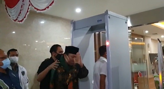Penampilan Yahya Waloni di Bareskrim, Pakai Sandal dan Syal Hijau Menuju Ruang Pemeriksaan