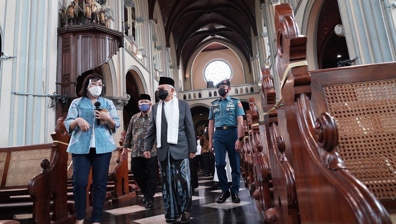 Pakai Sarung, Ini Penampakan Ma'ruf Amin Pantau Protokol Kesehatan di Gereja Katedral