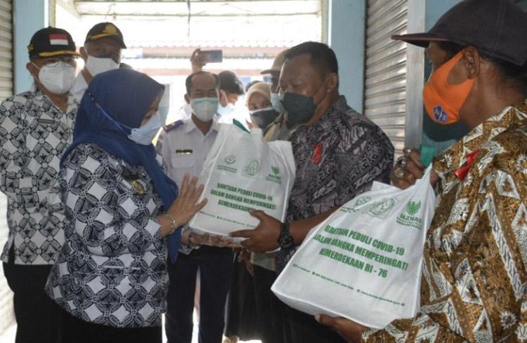 Baznas Sleman Salurkan Bantuan Sembako bagi PKL dan Jukir di Prambanan