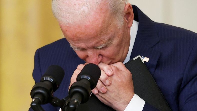 Emosi Pasukan AS Tewas akibat Bom di Kabul, Joe Biden: Kami Akan Buru Pelakunya