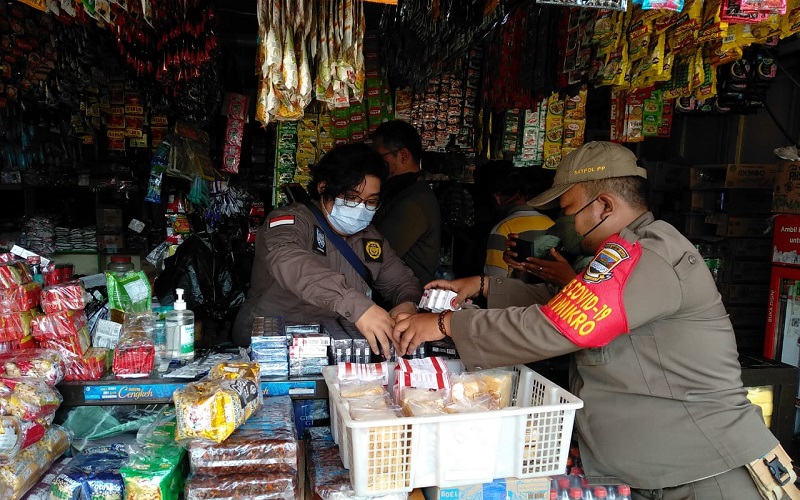Ribuan Batang Rokok Ilegal Disita Petugas dari 2 Toko Grosir di KBB