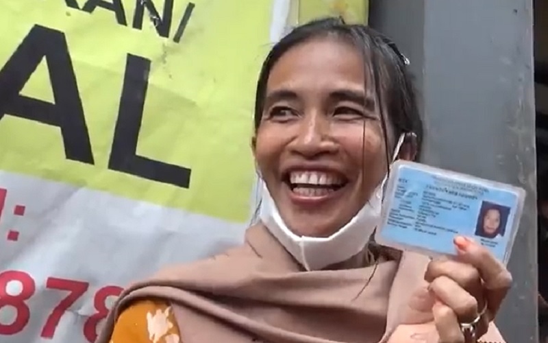 Viral, Emak-Emak Mirip Presiden Jokowi sampai Dikira Bersaudara  