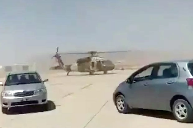  Militan Taliban Bermanuver dengan Helikopter Black Hawk