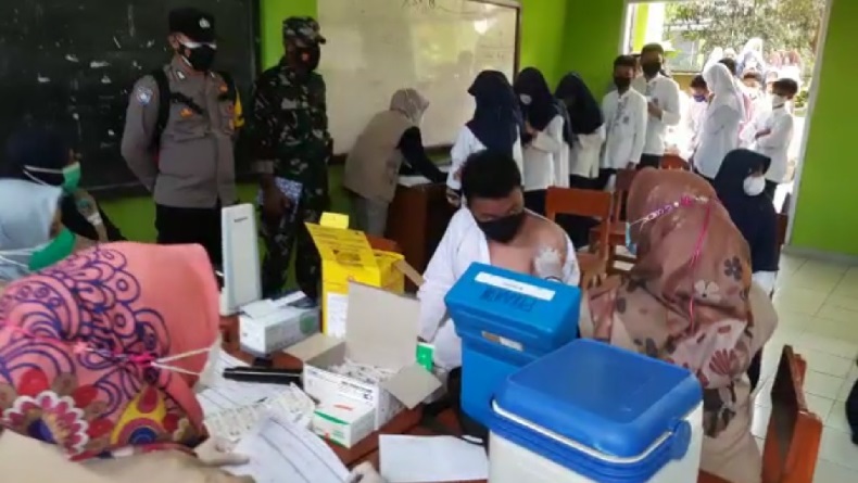 Ratusan Siswa SMP di Kota Tasikmalaya Divaksinasi Covid-19 saat PTM