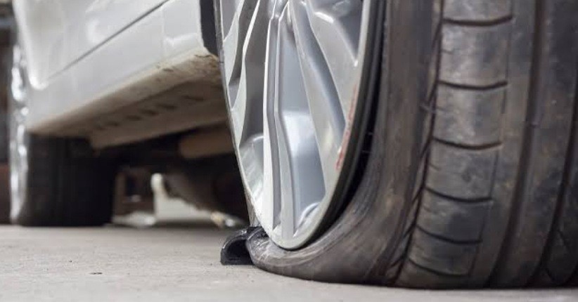 Tips Kendalikan Mobil dan Pengereman yang Tepat saat Ban Pecah Mendadak