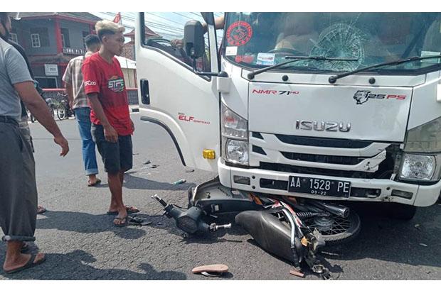  Mendadak Potong Jalan, Pengendara Sepeda Motor Tewas Tertabrak Truk 