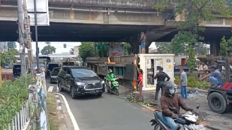 Hilang Kendali, Truk Pembawa Peti Kemas Terbalik di Perempatan Jalan Gedong Panjang Jakut