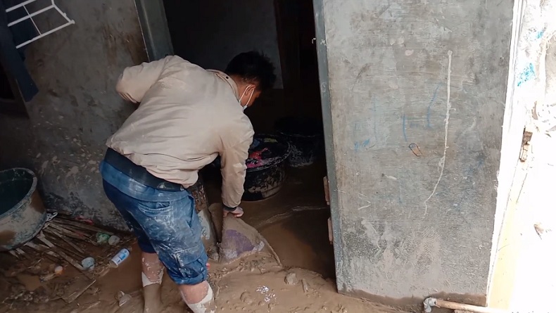 Warga Mulai Bersihkan Rumah Pascalongsor yang Tewaskan 5 Orang di Kabanjahe