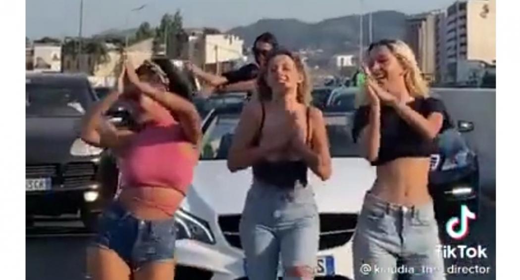4 Perempuan Seksi Blokir Jalan demi Konten TikTok, Polisi Sita Mobil Pelaku dan Denda Rp7 Juta