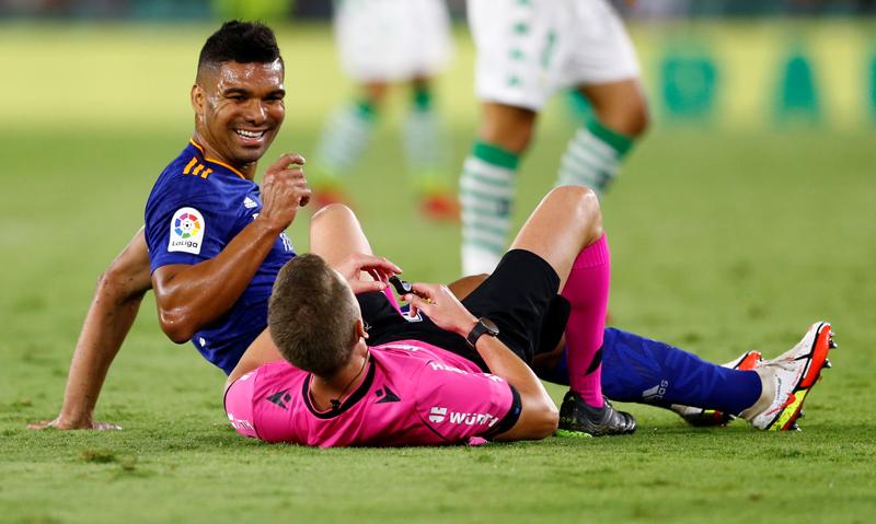 Kocak! Casemiro Tekel Wasit di Laga Madrid Vs Real Betis