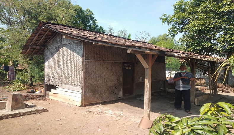 Pensiun dari Buruh Tani, Nenek di Karawang Tinggal di Gubuk Mirip Kandang Kambing