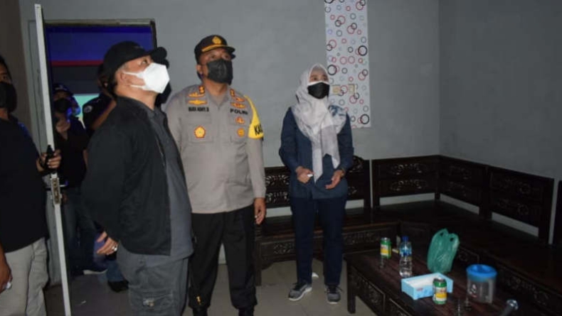 Razia Tempat Hiburan, Polisi Amankan Pemandu Karaoke dan Ratusan Botol Miras di Demak