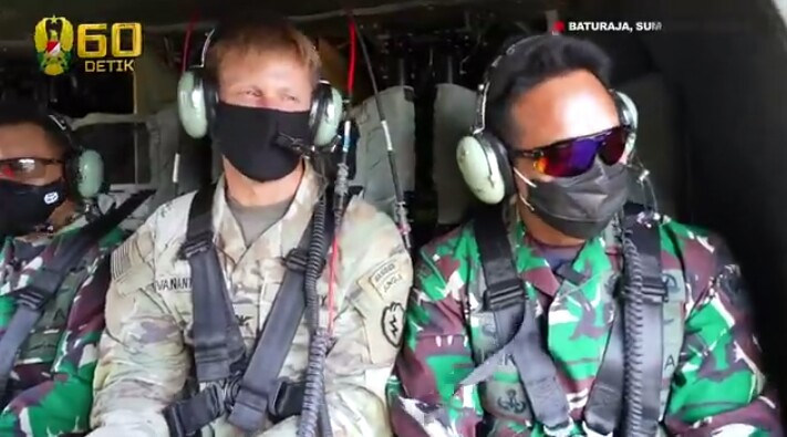 Momen KSAD Jenderal Andika Perkasa Terbang Gunakan Black Hawk dengan Pintu Terbuka