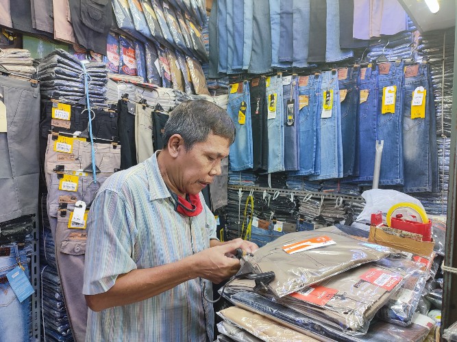 Curhat Pedagang Celana: Cuma Laku 2 Potong Selama PPKM Level 3