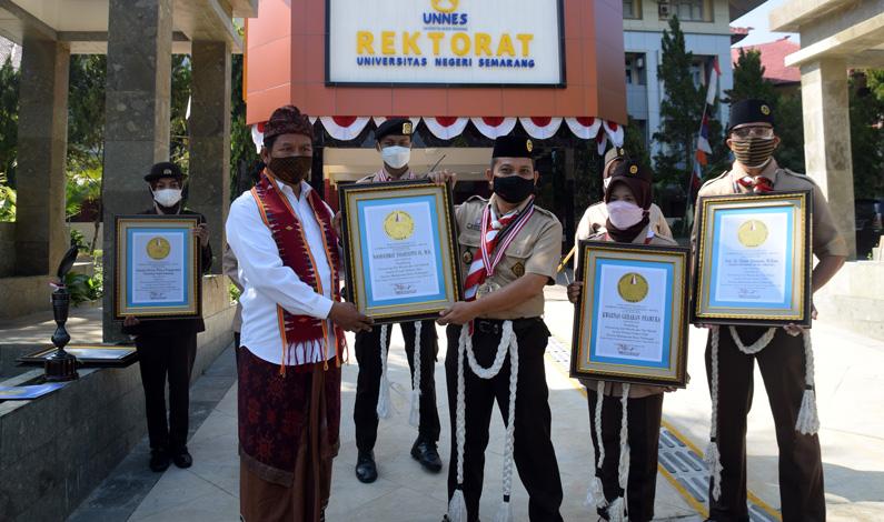 Pramuka Unnes Cetak Rekor Pionering Tali dan Tari Warok dengan Peserta Terbanyak