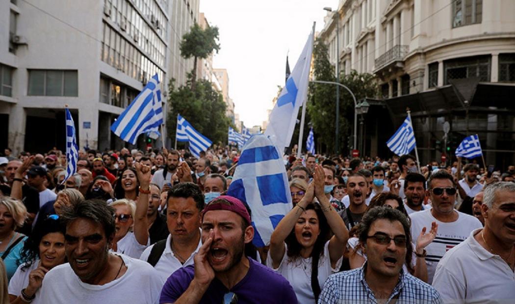 Demo Antivaksin Berlangsung Ricuh, Polisi Tembakkan Gas Air Mata ke Massa