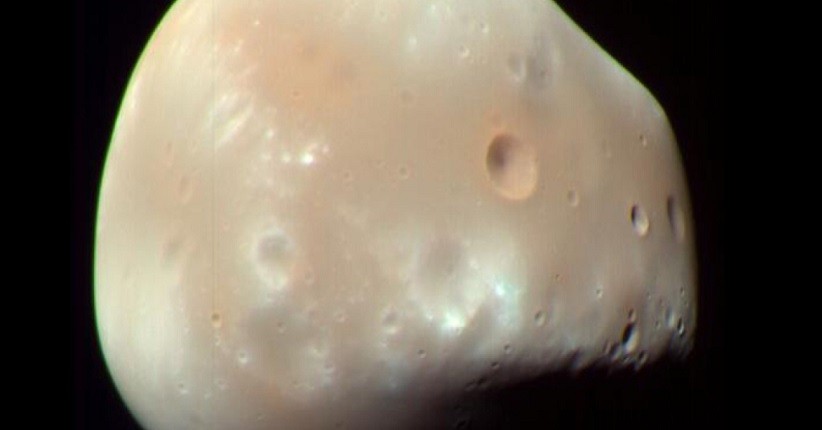 Perseverance Abadikan Deimos, Bulan Mars dengan Bentuk Tak Beraturan