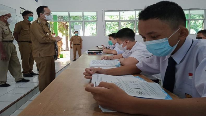 Pastikan Pembelajaran Berjalan Baik, Bupati Bangka Tengah Tinjau PTM Terbatas di Sekolah