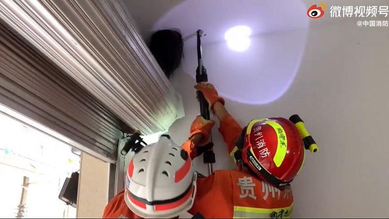 Kepala Berambut Panjang di Sudut Plafon Rumah Bikin Kaget, Ternyata...