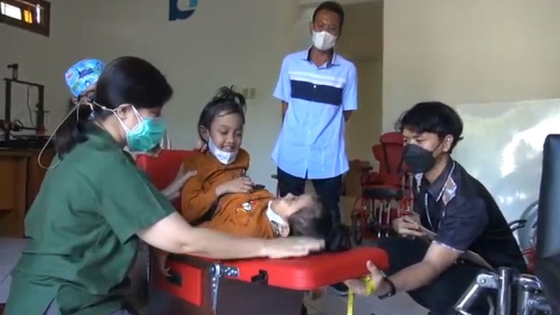 Ekspresi Bahagia Kembar Siam asal Garut Bakal Dapat Kursi Roda Khusus
