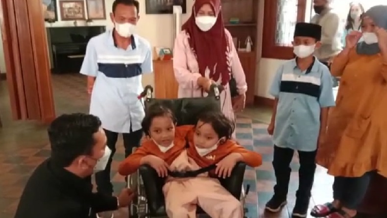 Kembar Siam asal Garut Ceria Ditraktir Makan di Restoran, Bakal Dapat Hadiah dari Ridwan Kamil