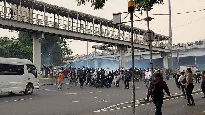 Ricuh, Polisi Tembakkan Gas Air Mata ke Arah Simpatisan Habib Rizieq Shihab