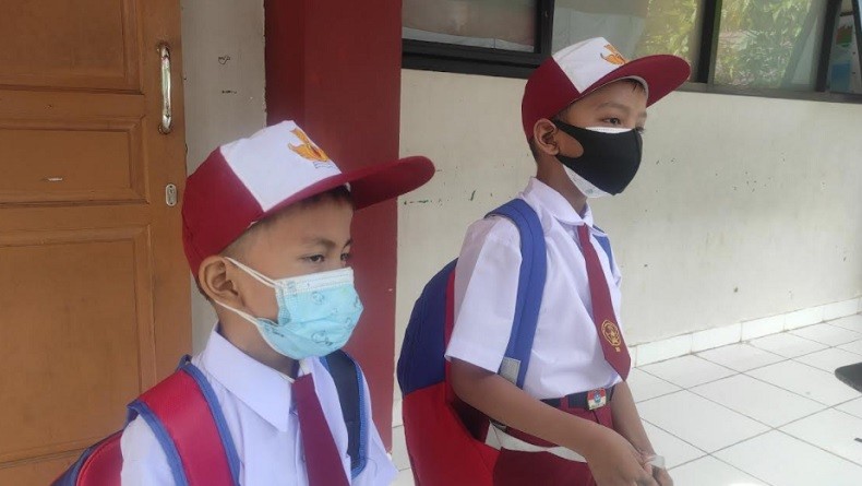 Siswa SDN Cipinang Melayu 08 Tampak Ceria Bisa Kembali Belajar di Sekolah