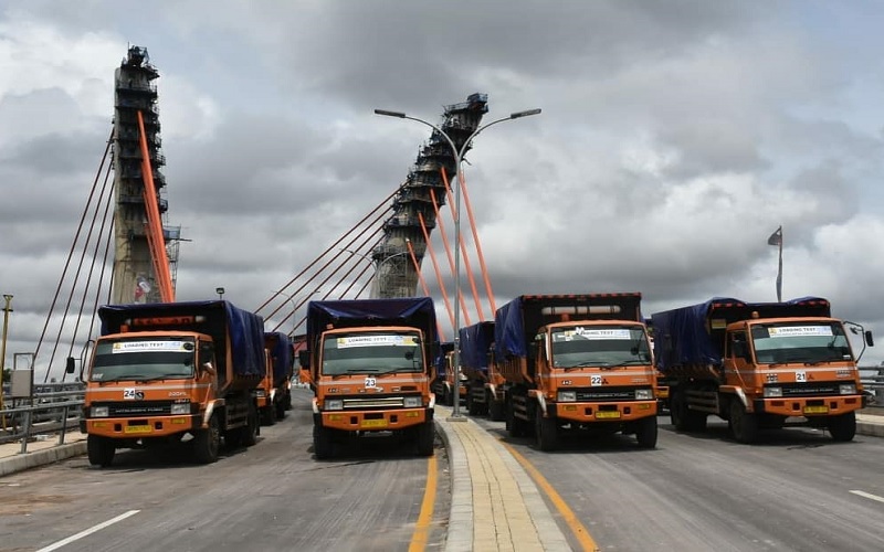 32 Truk Melintasi Jembatan Sei Alalak dalam Uji Laik Fungsi