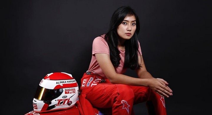 Alinka Hardianti Berbagi Tips Berkendara Aman bagi Perempuan