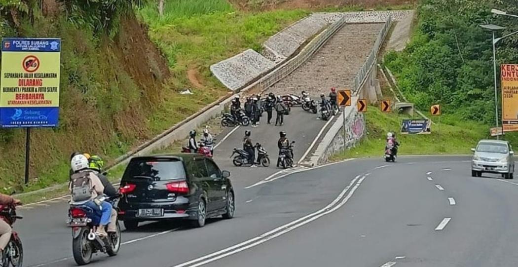 Viral Sekelompok Bikers Jadikan Jalur Darurat Rem Blong Titik Kumpul, Netizen: Apa Mau Jadi Bantalan Truk