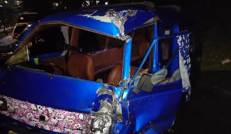 Angkot Tabrak Bus Primajasa di Ciputat, 2 Orang Luka