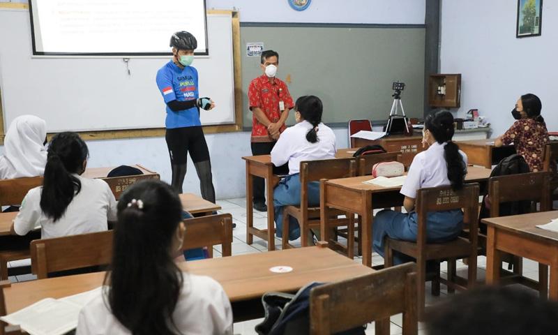 Ganjar Imbau Seluruh Sekolah Tak Wajibkan Siswa Pakai Seragam, Ini Alasannya 
