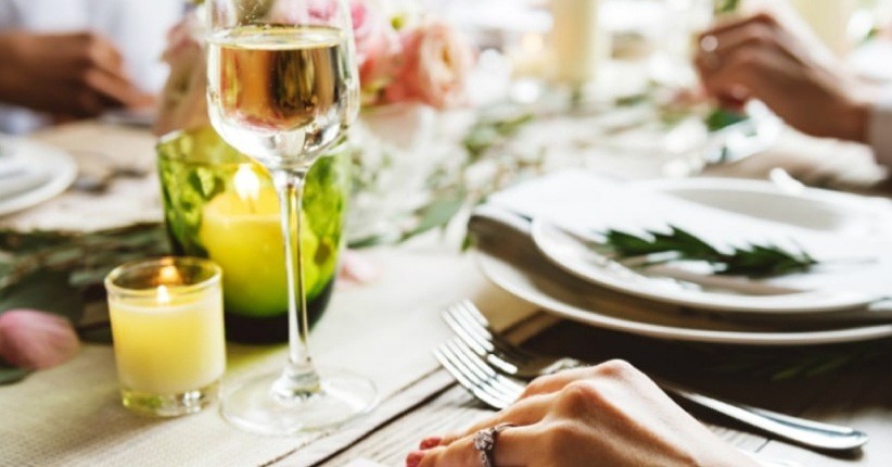 Sendok Terjatuh ke Lantai saat Makan di Restoran, Ambil atau Biarkan?