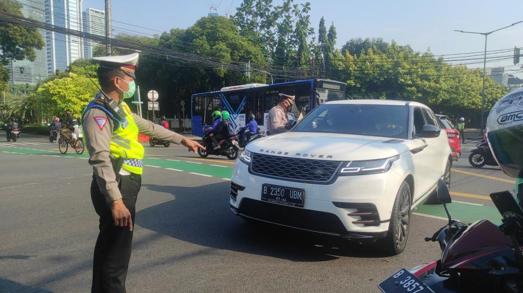 Hari Pertama Tilang Ganjil Genap, Polisi Loloskan Warga Berobat hingga Tenaga Kesehatan