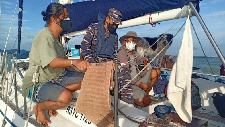 TNI AL Evakuasi Kapal Layar Ditumpangi Artis Bucek Depp di Perairan Selat Bangka 