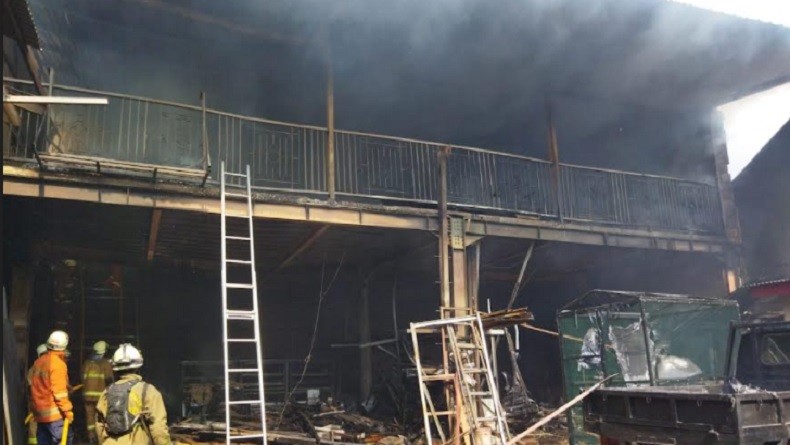 Kebakaran Pabrik Mebel di Cipayung, Satu Orang Terluka Melompat dari Lantai Dua