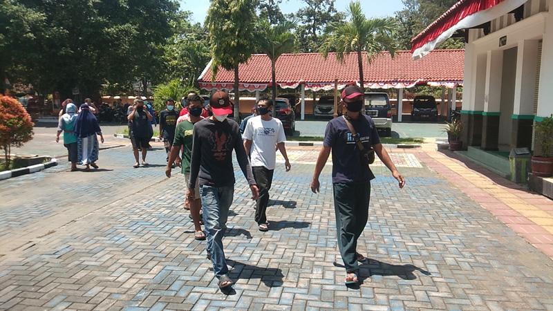Puluhan Warga Geruduk Kantor Pengadilan Negeri Pekalongan, Ada Apa?