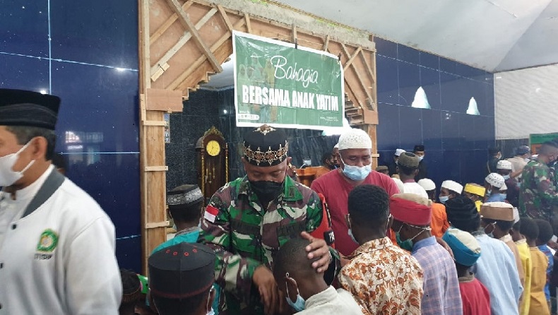 Prajurit TNI di Pegunungan Papua Santuni Anak Yatim Distrik Walesi