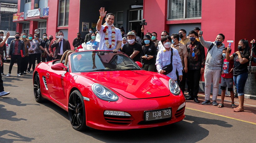 Keluar dari Penjara, Saipul Jamil Dijemput Mobil Sport Mewah Porsche 718 Boxster