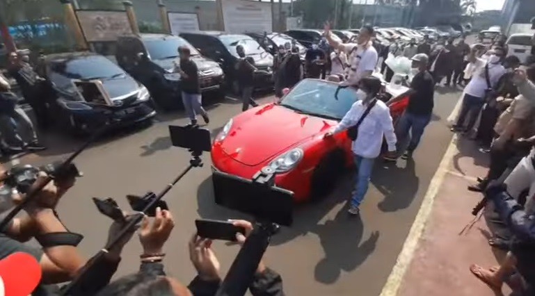 Saipul Jamil Dijemput Porsche 718 Bosxter Cabriolet, Intip Spesifikasi dan Harganya