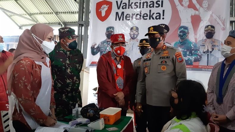 Tinjau Vaksinasi di Kawangkoan dan Langowan, Kapolda Sulut: Prokes Harus Tetap Jalan