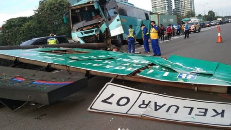 Kecelakaan Bus Tabrak Tiang Rambu di Tol Meruya, Dua Korban Masih Dirawat di RS